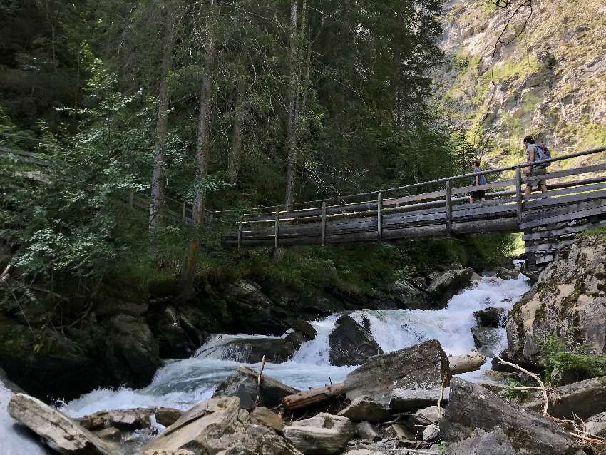 Auf dem Weg zum Gößnitz Wasserfall geht es über diese Brücke