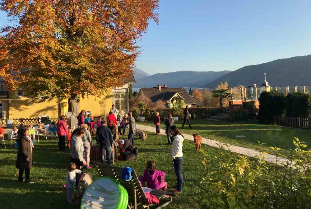 Beim Besuch der Bäuerin sind alle Familien auf den Beinen im Hotelgarten