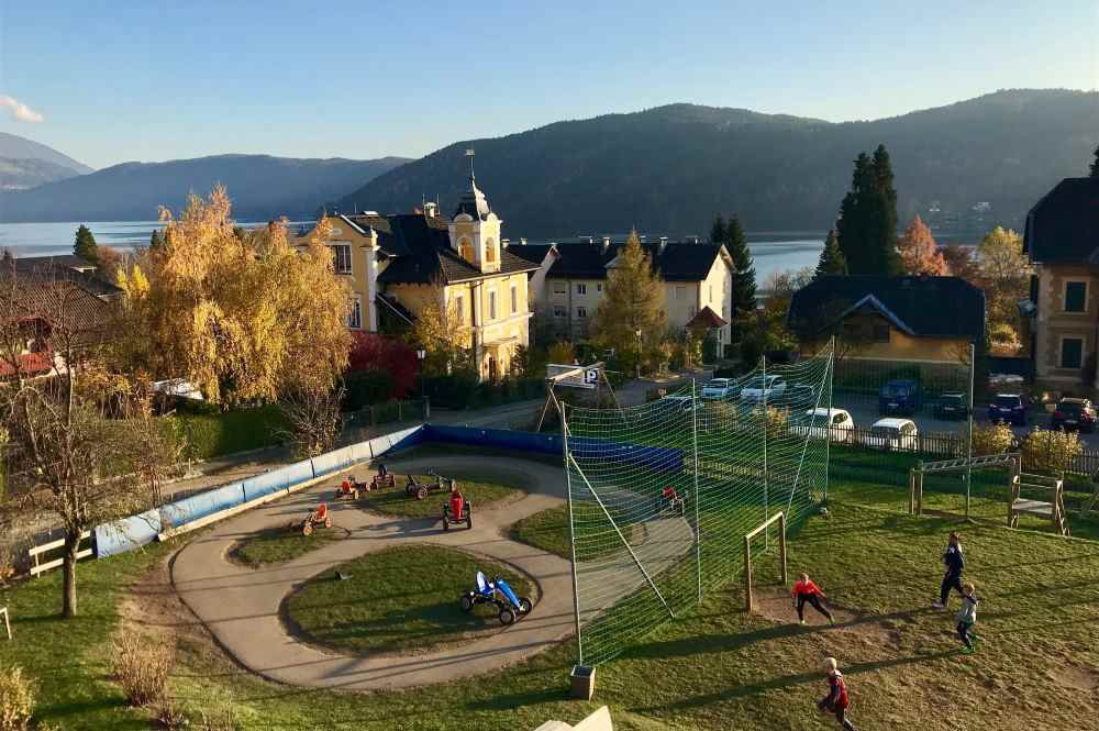 Familienhotel Post Millstätter See Großes Areal: Das ist der Ausblick vom Hotel auf den See, im großen Garten gibt es eine Go-Kart-Rennbahn, Fußballplatz, ... 