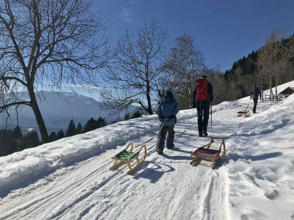 Ein tolles Wintervergnügen mit Kindern: Die Rodelbahnen rund um das Familienhotel