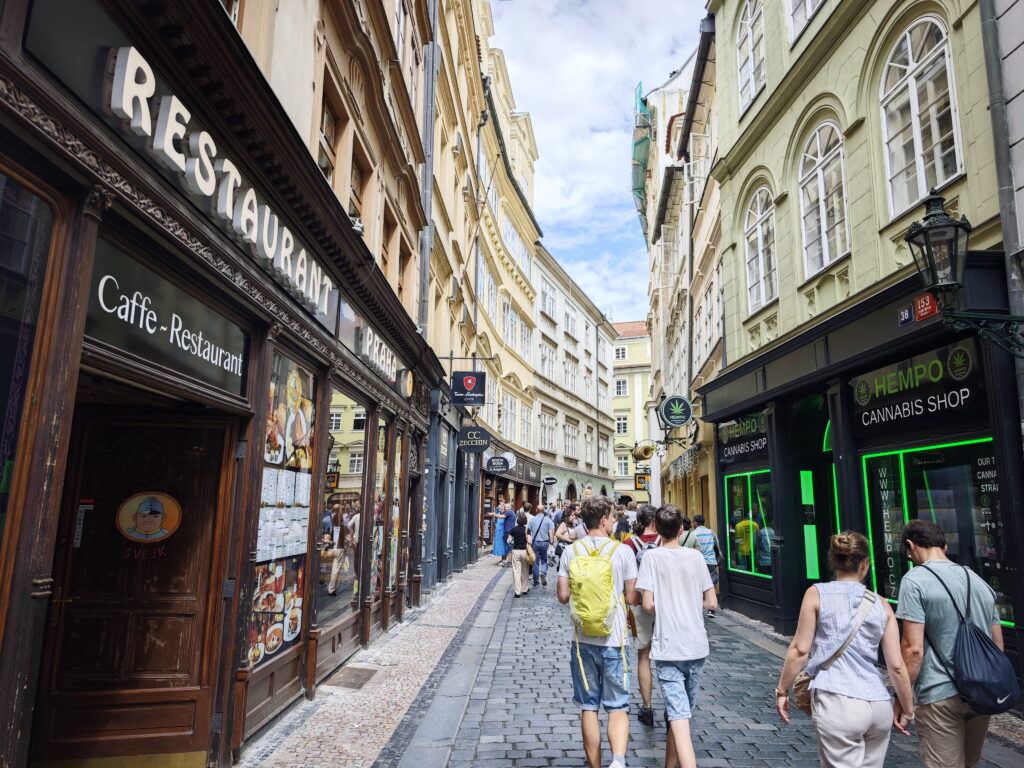 Durch die historischern Gassen der Altstadt Prag mit Kindern schlendern