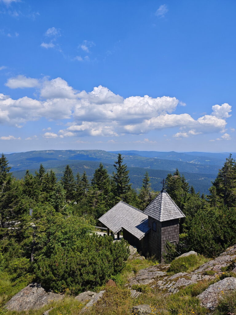 Ausblick bei der Kapelle auf dem Großen Arber über das Arberland