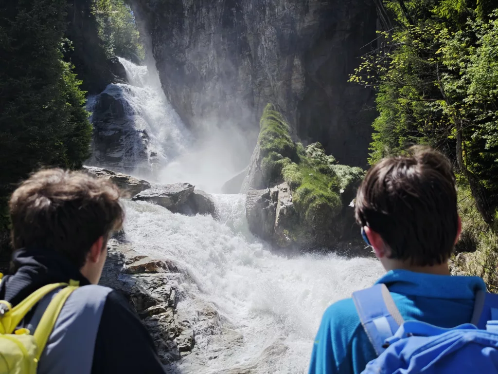 Direkt am Wasserfall wandern - und auf die meterhohen Wasserfälle in Bad Gastein schauen