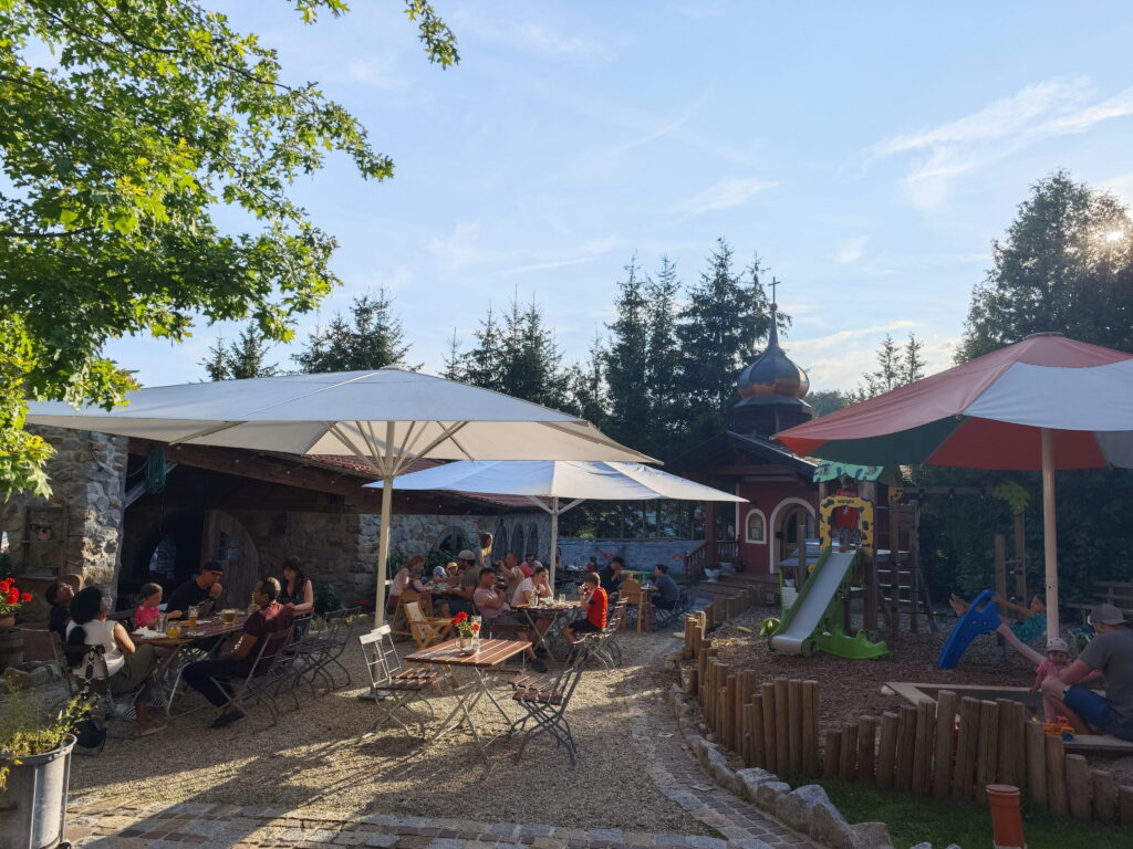 Der idyllische Biergarten im Familienhotel Böhmerwald