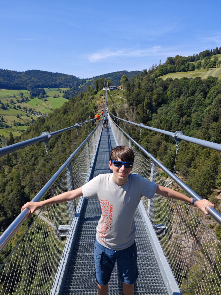 Die Blackforestline Hängebrücke wackelt leicht und ist ein toller Ort für Fotos