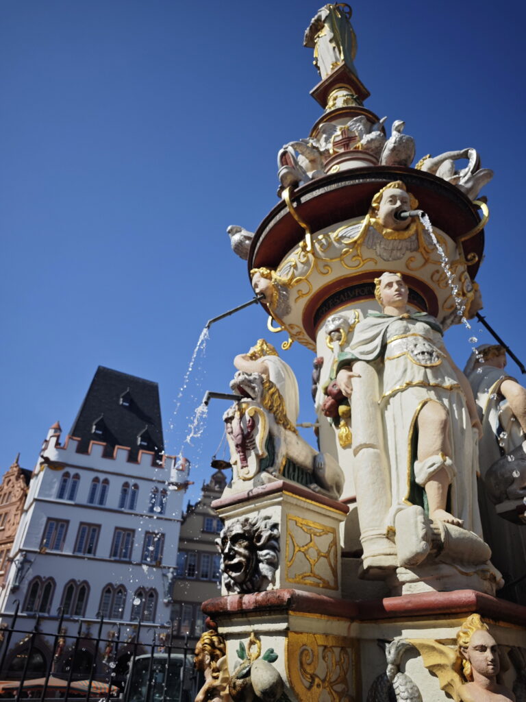 Die Figuren am Stadtbrunnen sind sehenswert: Du siehst die 4 Tugendenen - und einige Affen, die genau das Gegenteil tun