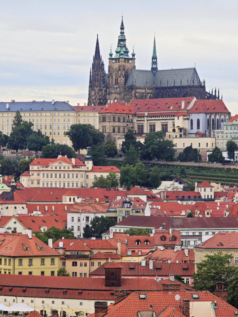 Das ist der Blick vom Klementinum Turm auf die Prager Burg