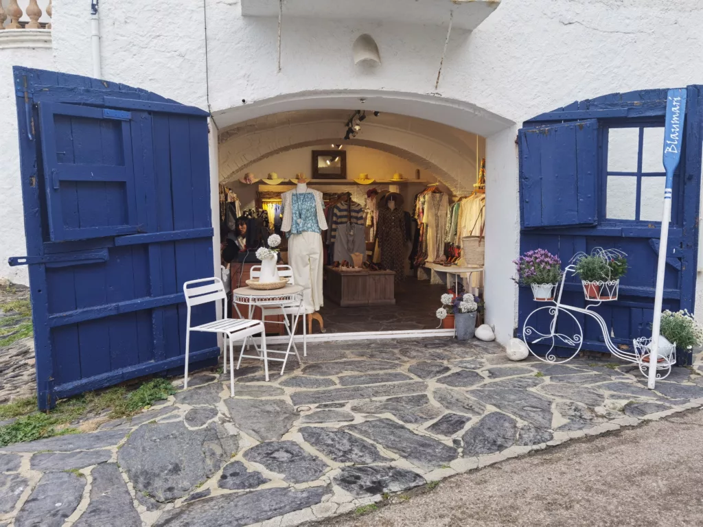 Cadaqués Sehenswürdigkeiten - schlendere unbedingt durch die kleinen Gassen des Ortes