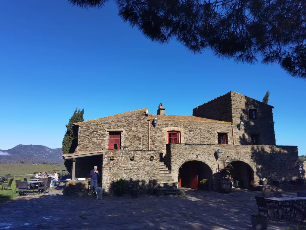 Wir haben auf dem Weingut Martin Feixó oberhalb des Ortes Cadaqués übernachtet. Im Ort kannst du in seinen Restaurant essen - es gibt mediterrane Küche und Fisch