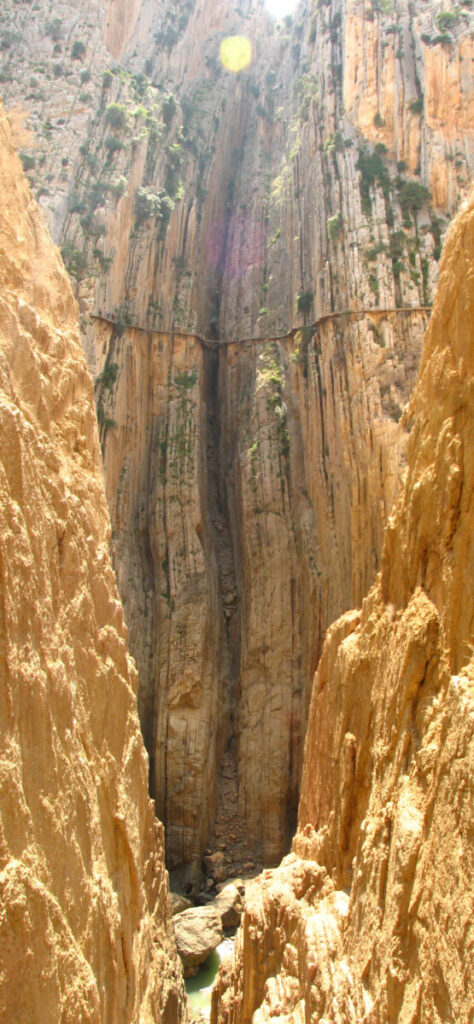 Gigantische Schlucht - in der Bildmitte siehst du den Caminito del Rey von links nach rechts verlaufen © Gabirulo, Wikimedia Commons  Attribution-Share Alike 2.0 Generic