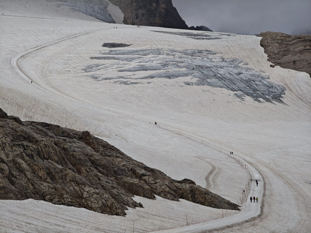 Schau mal wie klein die Menschen sind - gegenüber dem Dachstein Gletscher