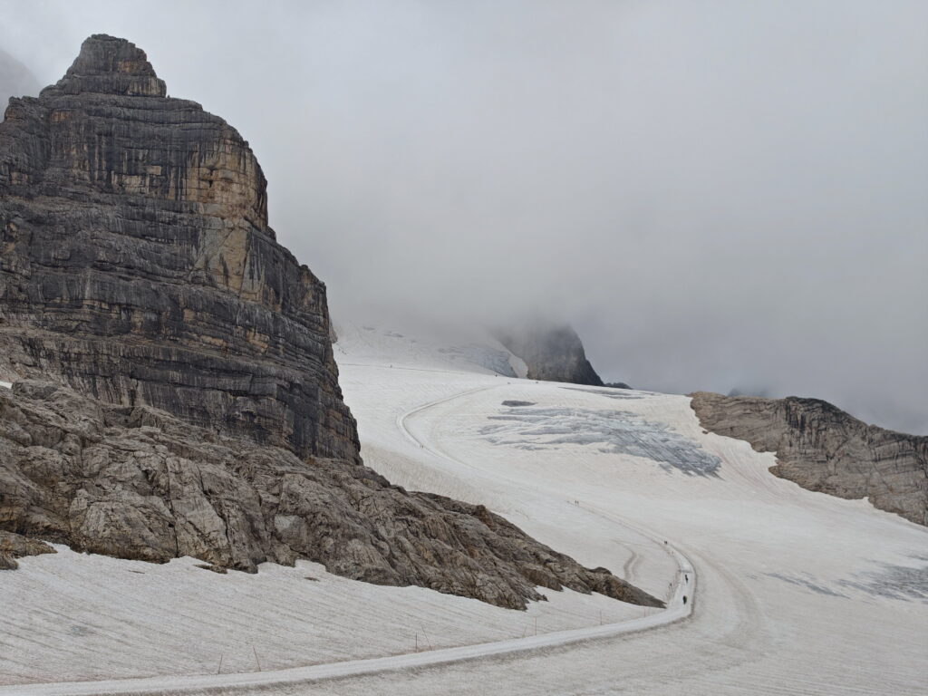 Auf einem planierten Weg kannst du über den Dachstein Gletscher wandern