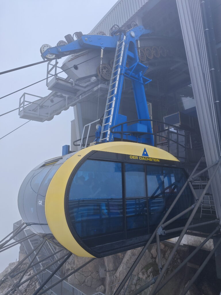 Die moderne Dachstein Gondel fährt zur Bergstation auf 2700 Metern Seehöhe