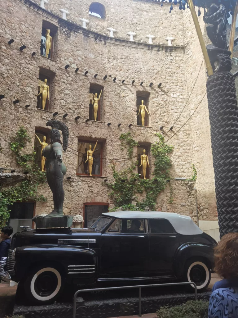 Das berühmte Regentaxi im Dali Museum Figueres