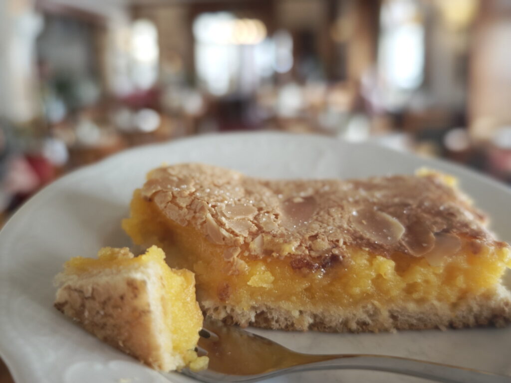 Die Eierschecke ist typisch für Freiberg im Erzgebirge - der Bauerhase eine Spezialität im Café Hartmann