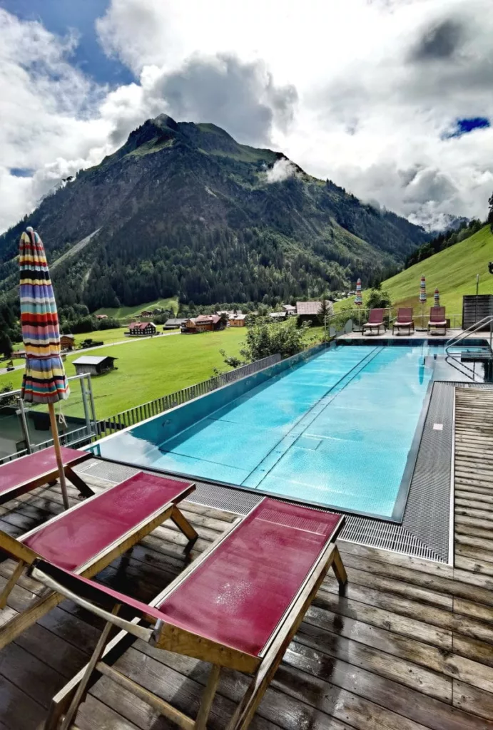 Familienhotel Österreich mit Pool: Der Rosenhof im Kleinwalsertal