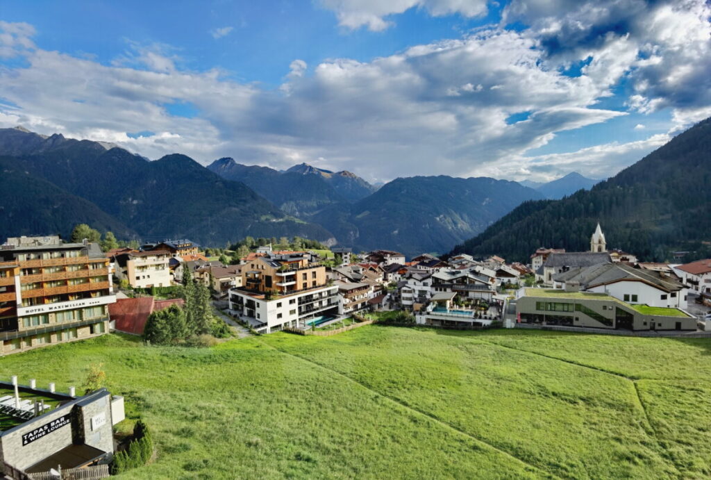 Unser Ausblick im Familienurlaub Serfaus vom Balkon des Familienhotels über den Ort und auf die Berge