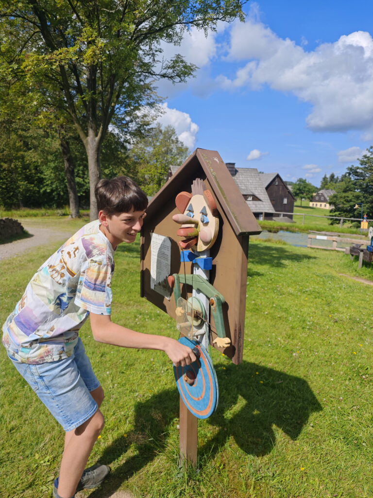 Ebenfalls toll im Erzgebirge mit Kindern: Der Drehantrieb der Figuren im Freilichtmuseum Seiffen