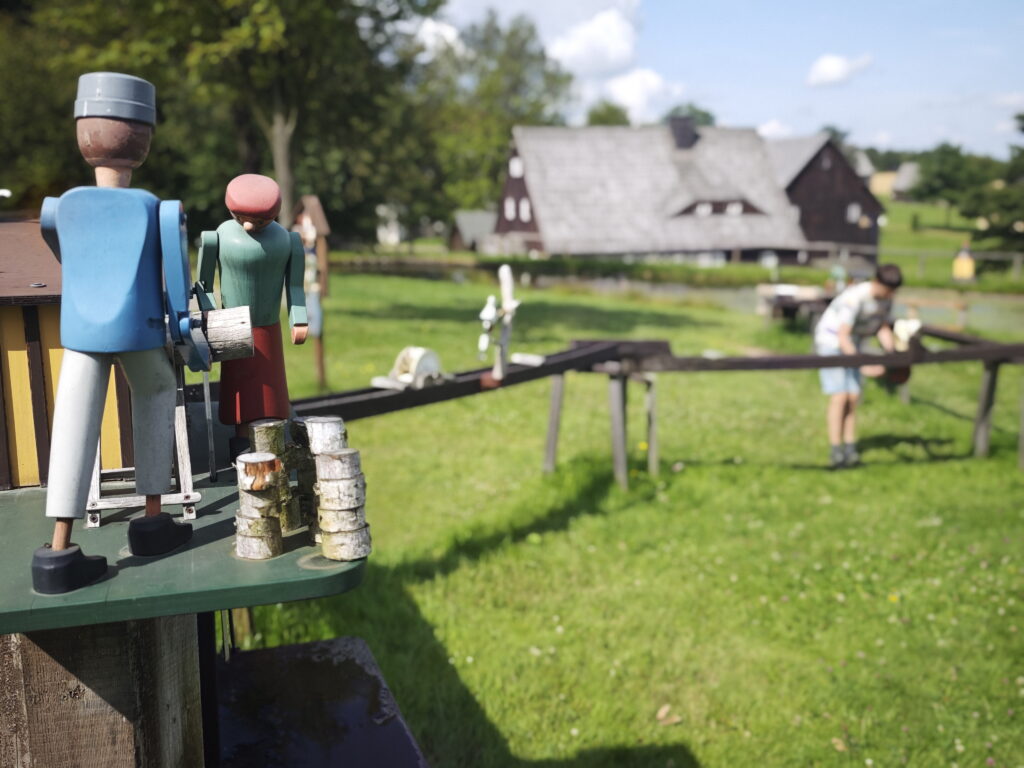 Lohnend im Erzgebirge mit Kindern - die bewegenden Figuren mit Wasserantrieb