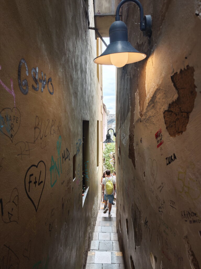 Gasse Prag mit Kindern