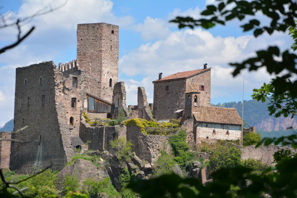 Südtirol Sehenswürdigkeiten im Süden: Die Burg Hocheppan