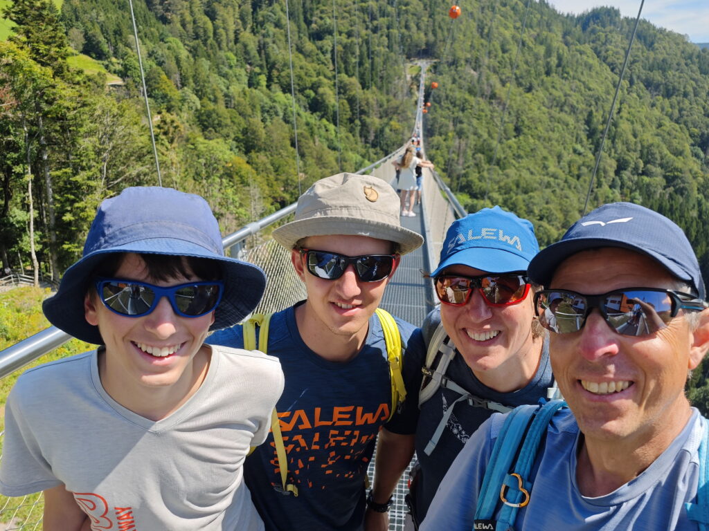 Familienurlaub Hochschwarzwald - auf der Hängebrücke am Todtnauer Wasserfall