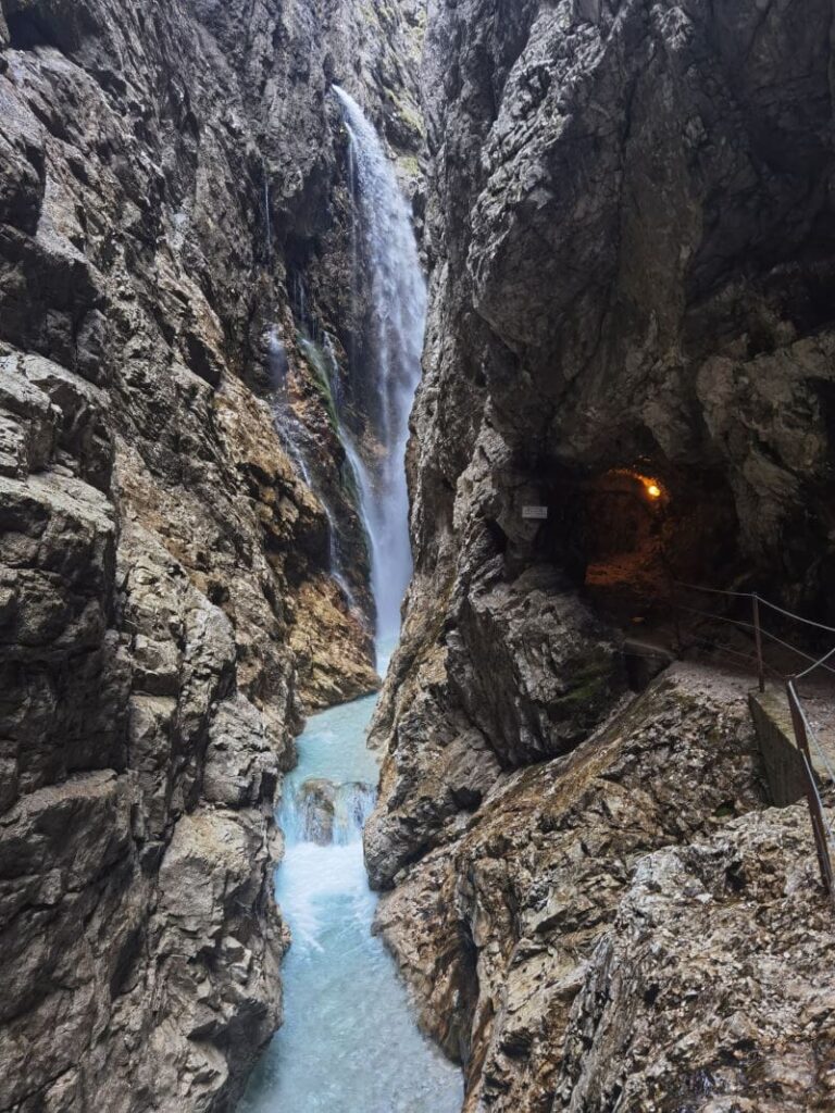 Wasserfälle Deutschland inmitten einer wuchtiger Felsenschlucht - der Hölltentalklamm