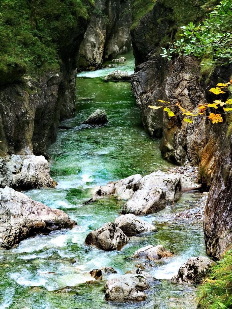 glasklares Wasser fließt durch die Felsenschlucht der Kaiserklamm