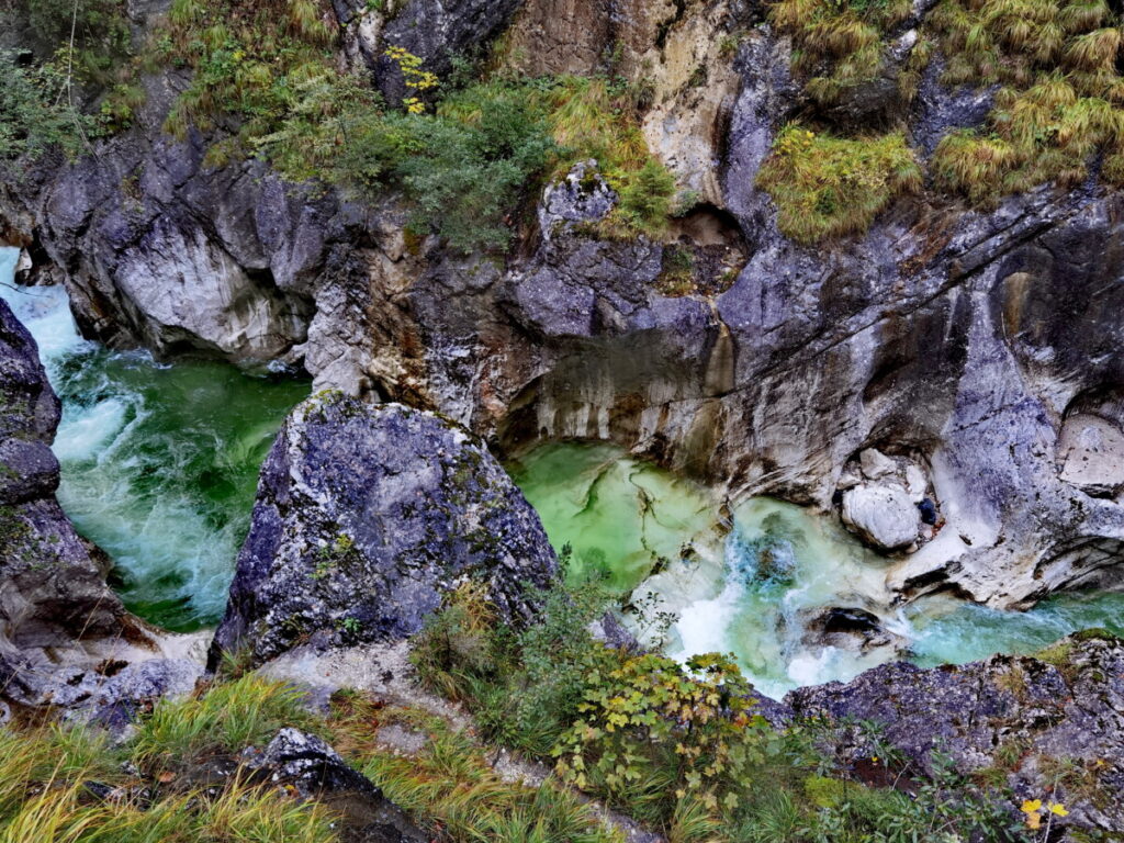 Blick auf die Gumpen in der Klamm, vom Wanderweg gesehen