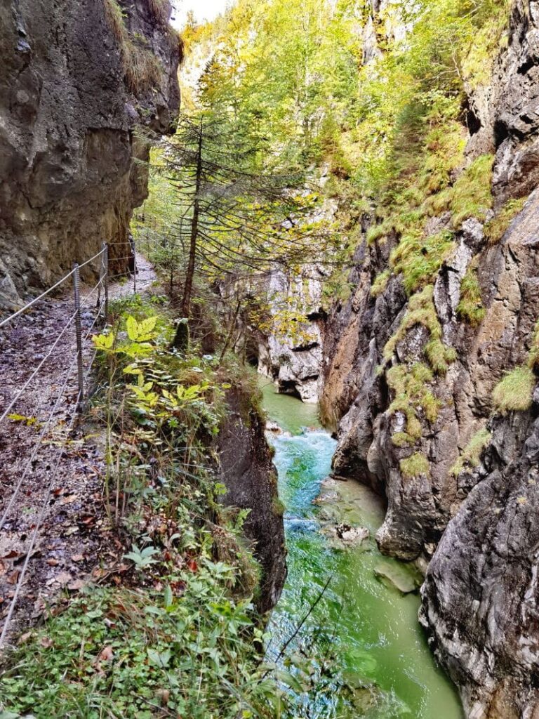 Bei der Kaiserklamm Wanderung führt der Steig links vom Wasser an den Felsen entlang