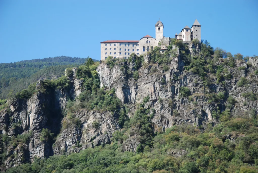 Eine der majestätischen Südtirol Sehenswürdigkeiten, an der die meisten vorbeifahren: Kloster Säben