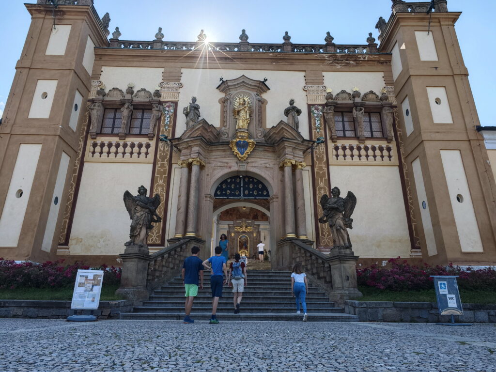 Svatá hora ist eine prächtige Klosteranlage in Příbram