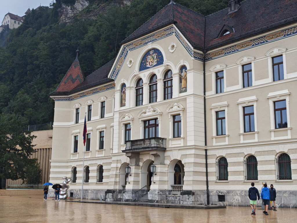 Das Rathaus von Vaduz liegt in der Fußgängerzone