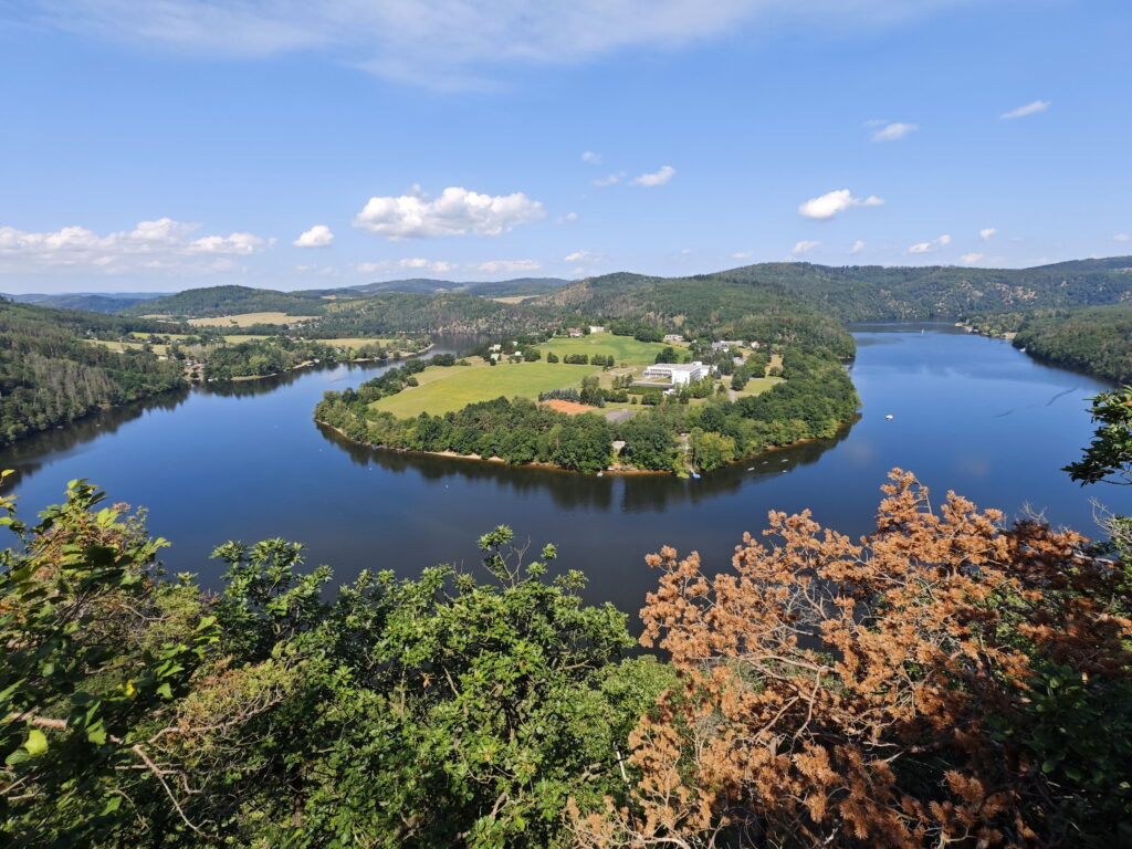 An der Moldauschleife in Mittelböhmen wandern - von Aussichtspunkt zu Aussichtspunkt