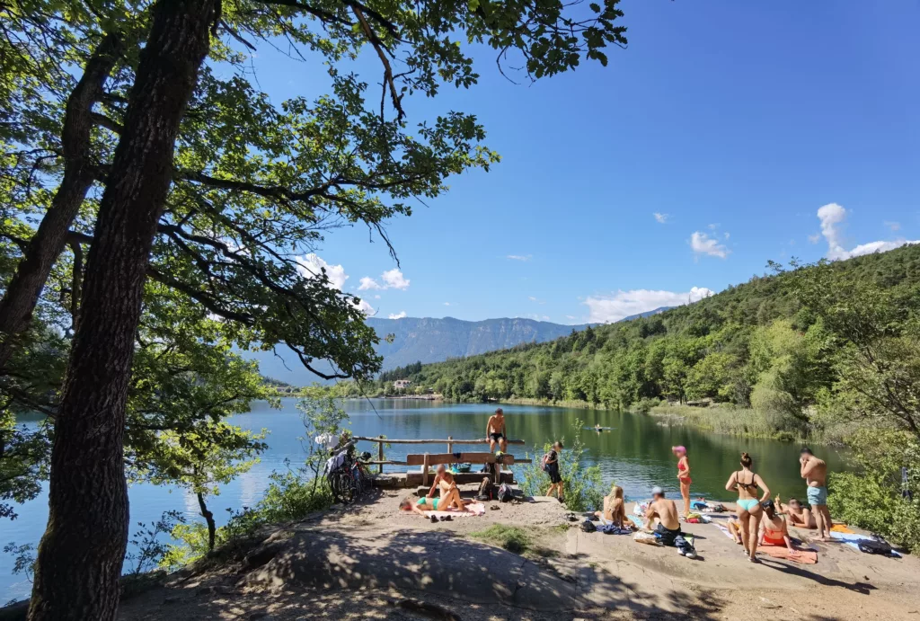 Die Montiggler Seen sind im Sommer Südtirol Sehenswürdigkeiten zum Baden und Schwimmen