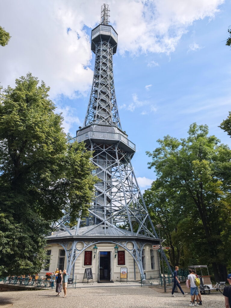 Petřín Turm Prag mit Kindern - zu Fuß oder mit dem Aufzug hinauf zu den Aussichtsplattformen