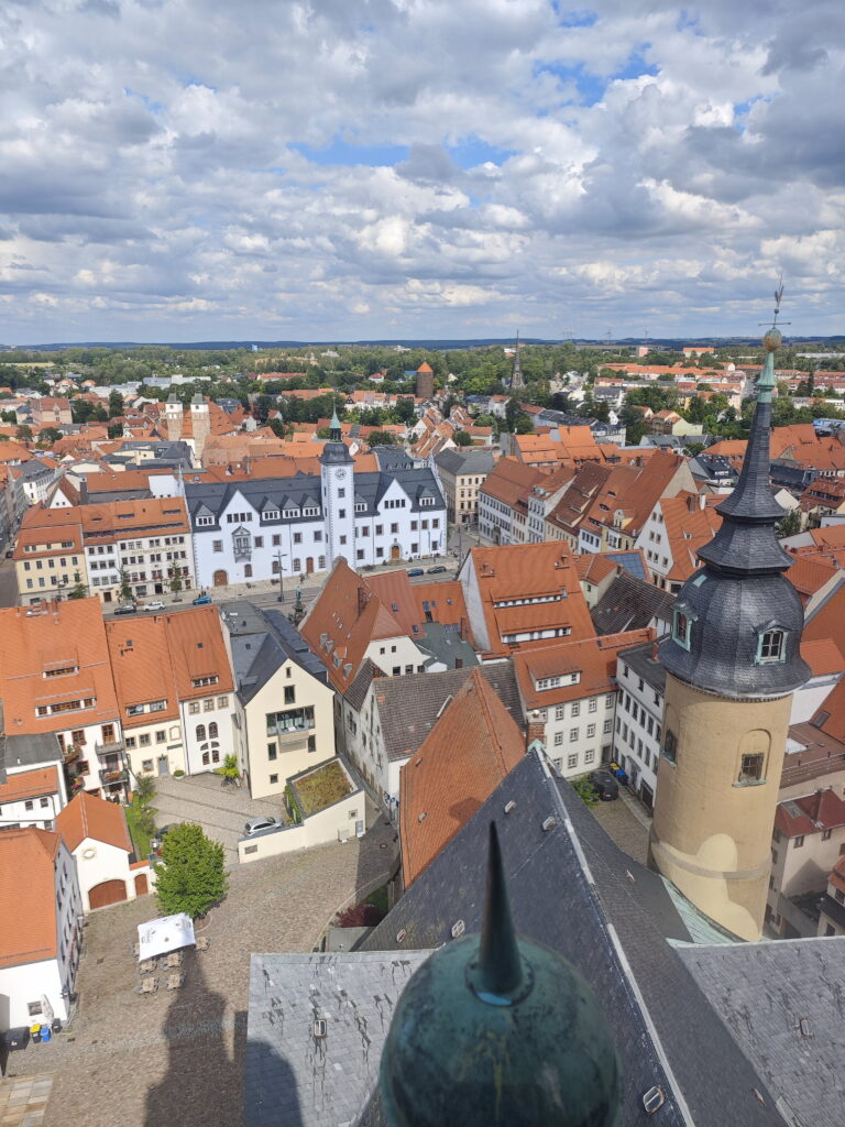 Weiter Blick vom Petriturm Freiberg auf die Stadt und das Erzgebirge mit Kindern