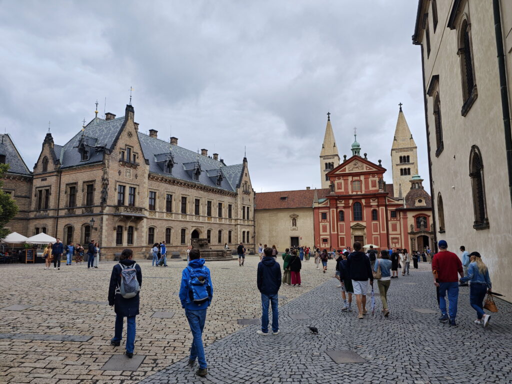 An den Wachen kommst du kostenlos hinein in die Prager Burg mit Kindern - die Innenräume sind kostenpflichtig