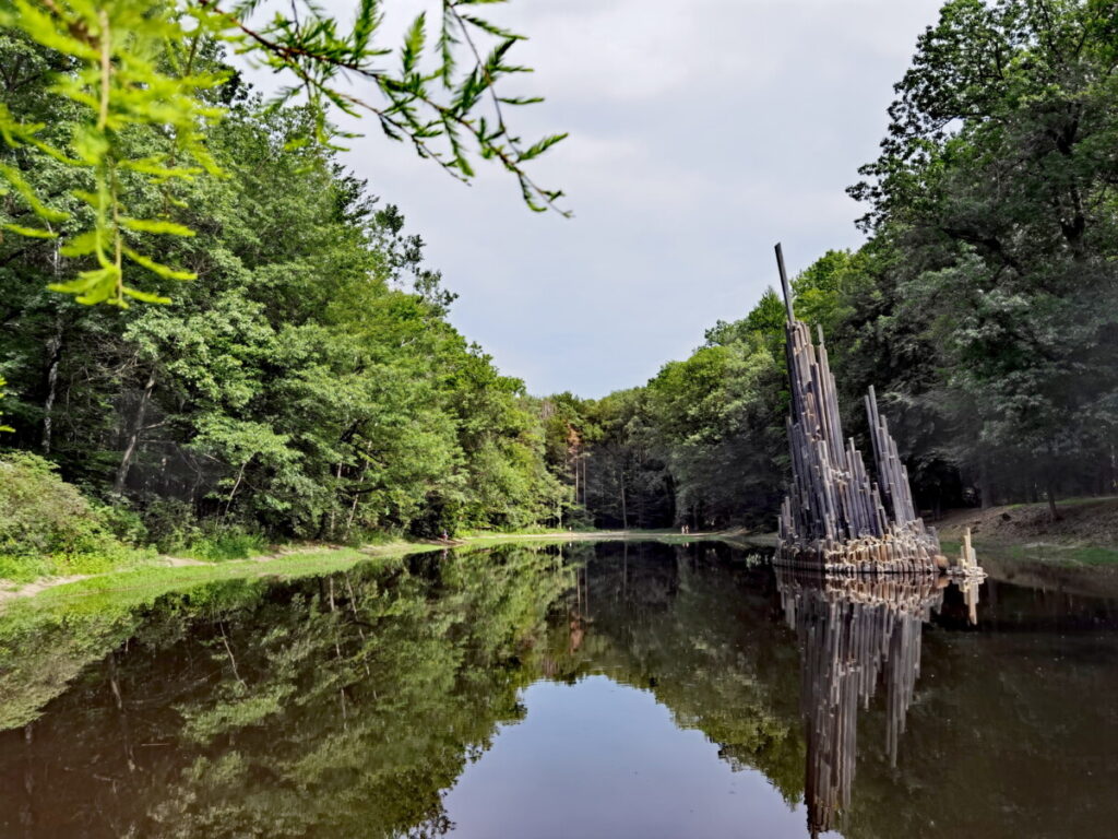 Hinter der Rakotzbrücke steht die Basaltorgel im Rakotzsee