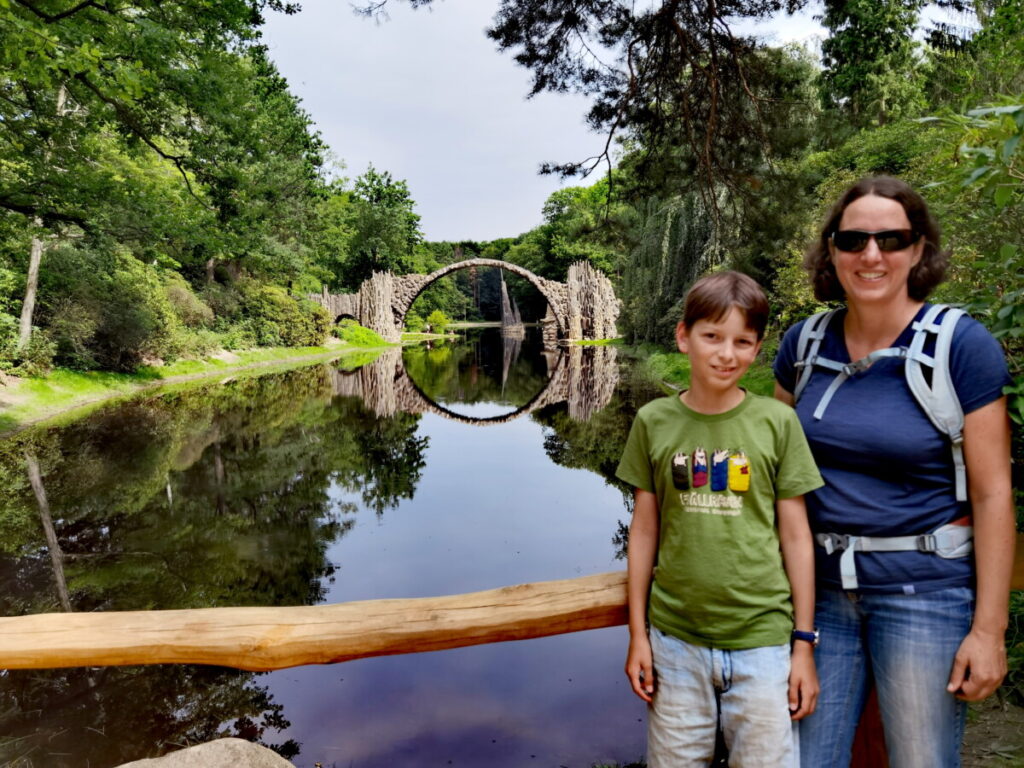 Der berühmte Blick über den See auf die Rakotzbrücke