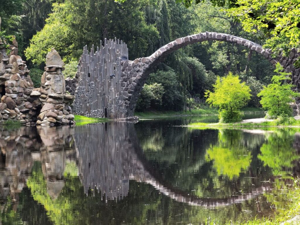 So schaut die Rakotzbrücke von der anderen Seite aus - ein Rundweg führt um den Rakotzsee