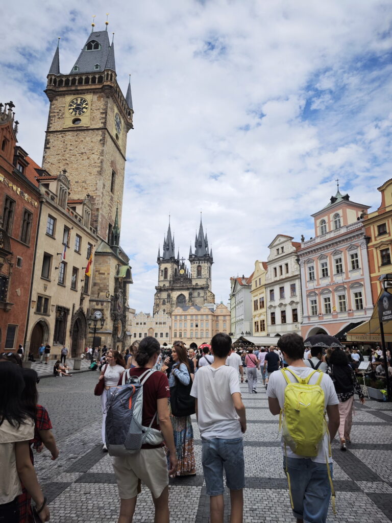 Auf dem Weg zur Astronomischen Rathausuhr in Prag mit Kindern