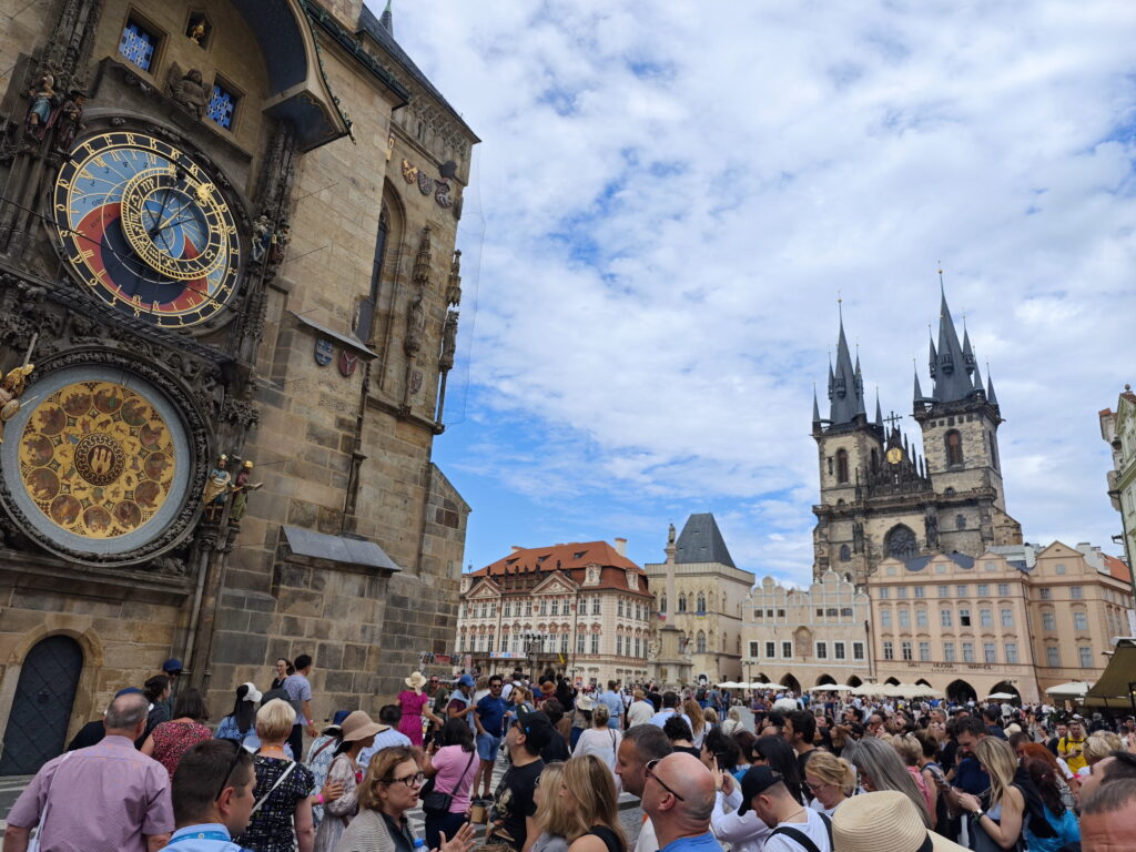 Stopp an der Rathausuhr Prag mit Kindern - zur vollen Stunde erscheinen die Figuren