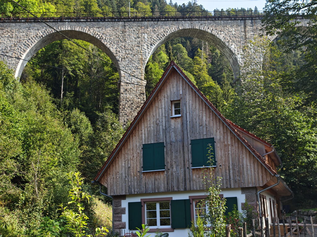 Die Ravennabrücke mit ihren Bögen prägt den Eingang der Ravennaschlucht 