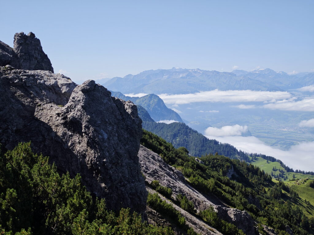 In Liechtenstein wandern - und ins Rheintal schauen