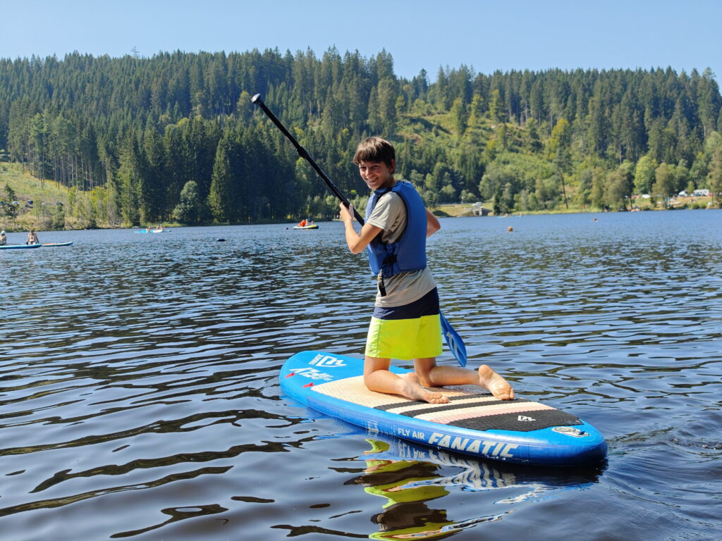 Dank HochschwarzwaldCard kostenlos mit dem SUP auf dem Windgfällweiher