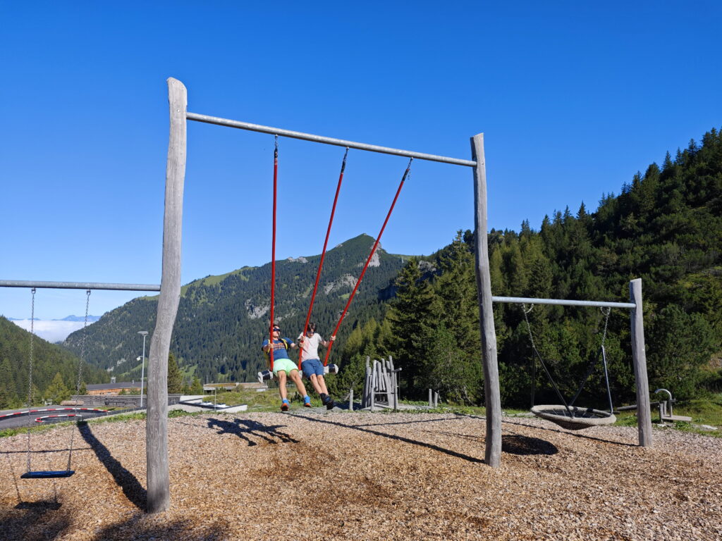 Spaß auf den überdimensionalen Schaukeln in Malbun mit Kindern