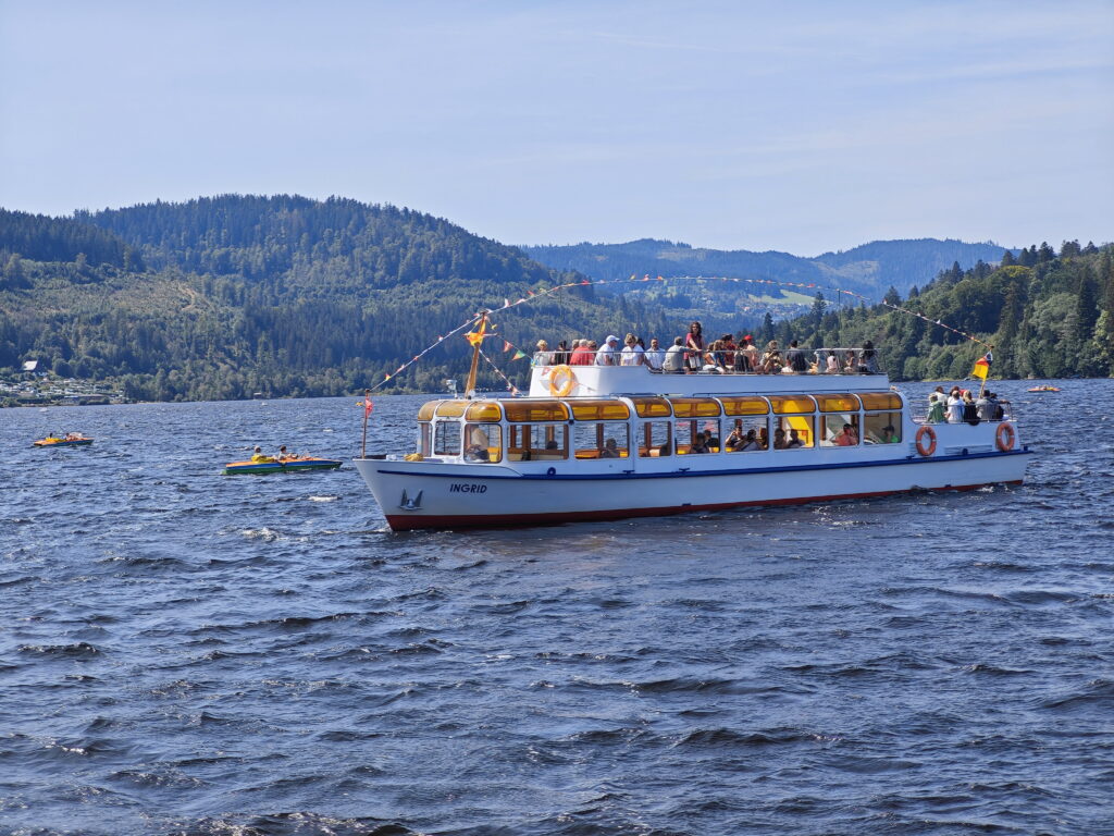 Kurzweilig und mit der HochschwarzwaldCard kostenlos: Schiffsrundfahrt am Titisee mit Kindern