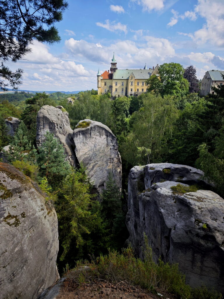 Böhmisches Paradies Postkartenmotiv: Das Schloss Hrubá Skála mit der Felsenstadt