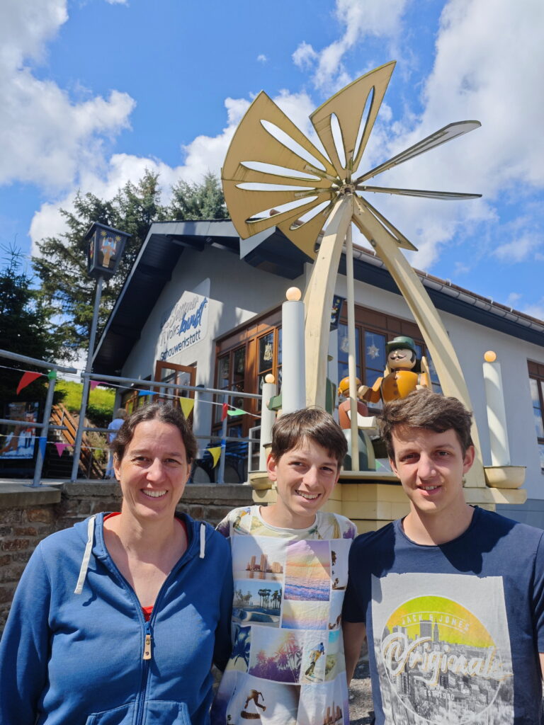 Zu Besuch in der 1. Seiffener Schauwerkstatt im Erzgebirge mit Kindern